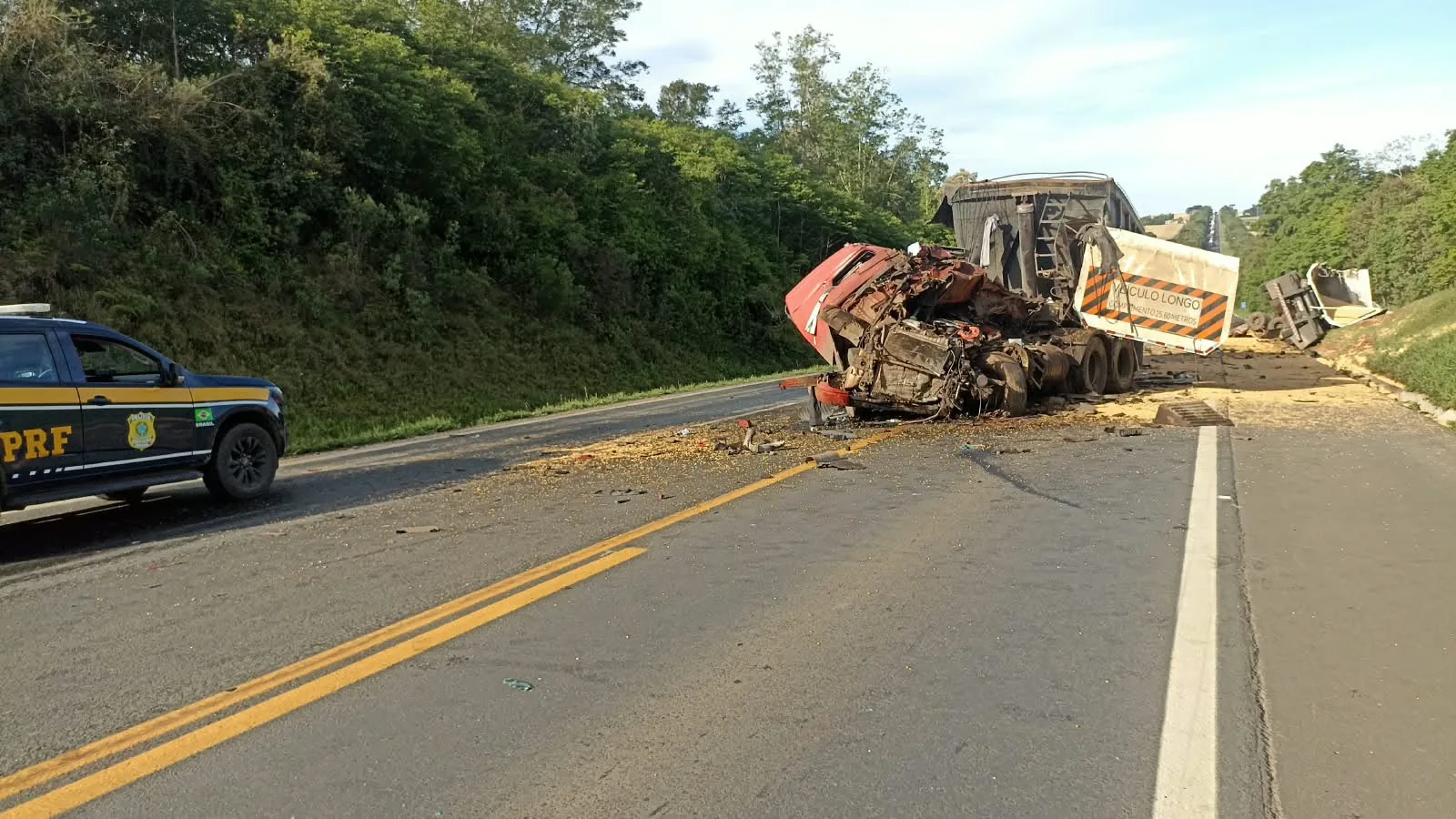 Acidente entre carretas na BR-277 deixa um morto em Palmeira
